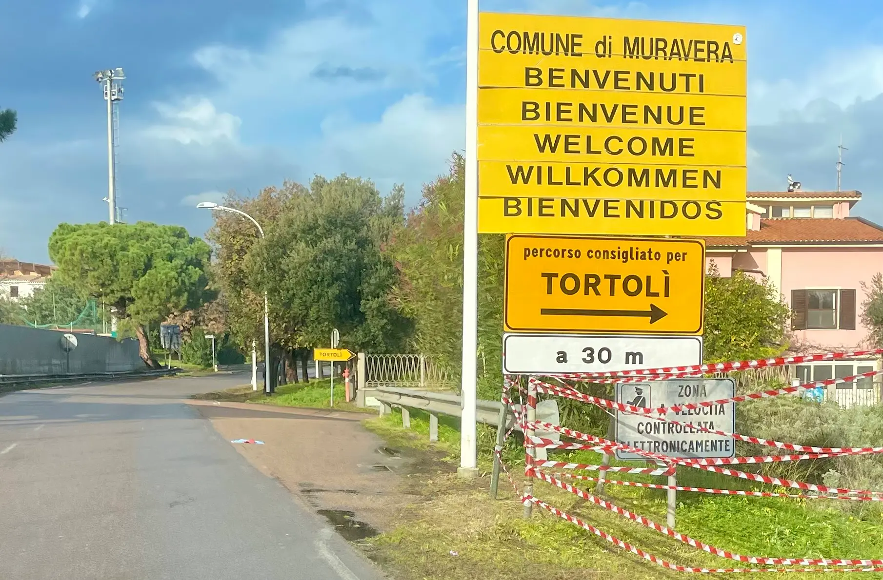 Il cartello aggiornato a Muravera (foto Agus)