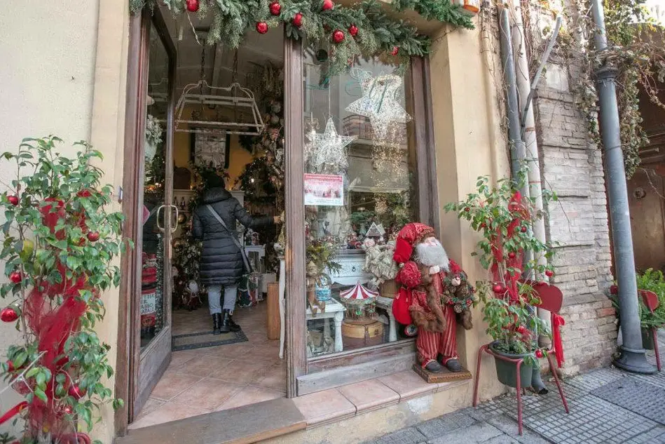 Una vetrina addobbata in via Porcu (Foto G. Daga)