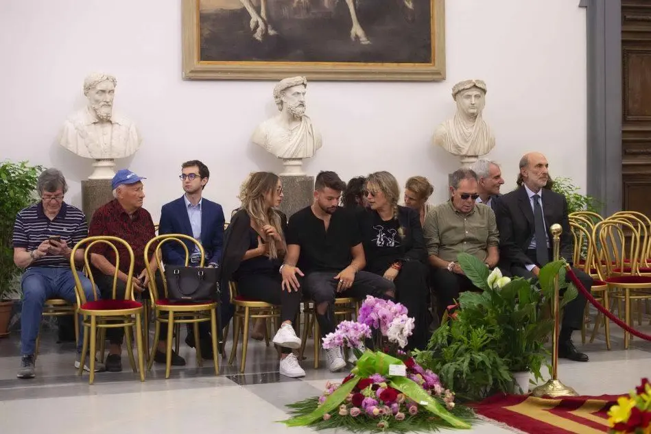 I familiari di Luciano De Crescenzo alla camera ardente allestita in Campidoglio