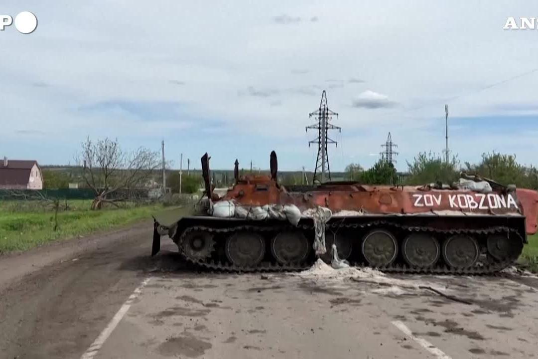 Ucraina, villaggio liberato ma ci sono solo macerie e carcasse di mezzi militari