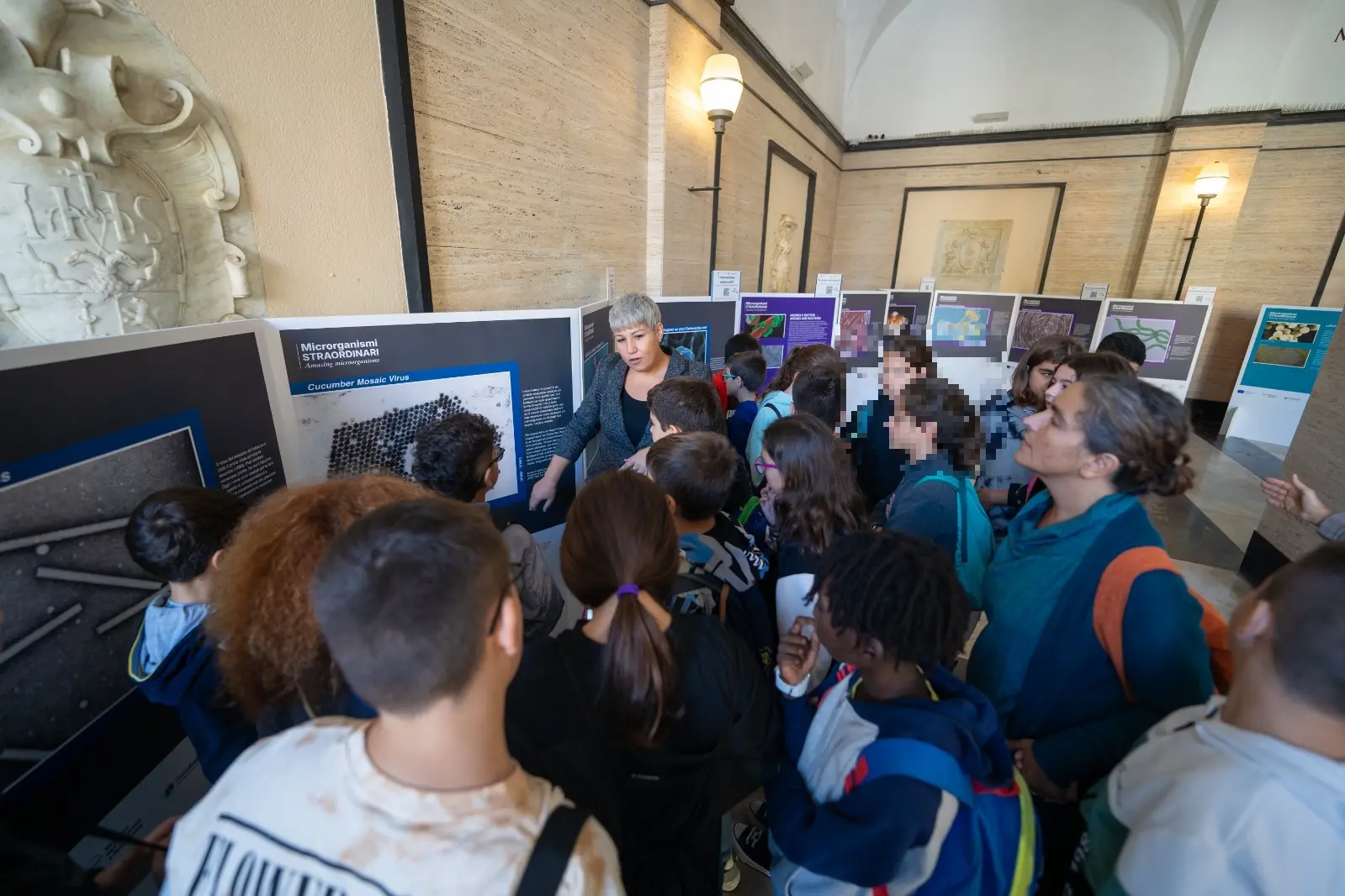 Gli studenti visitano la mostra (foto concessa)