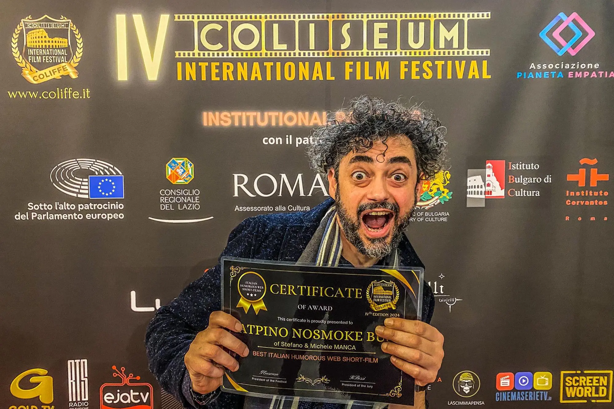 Stefano Manca con il premio (foto concessa)