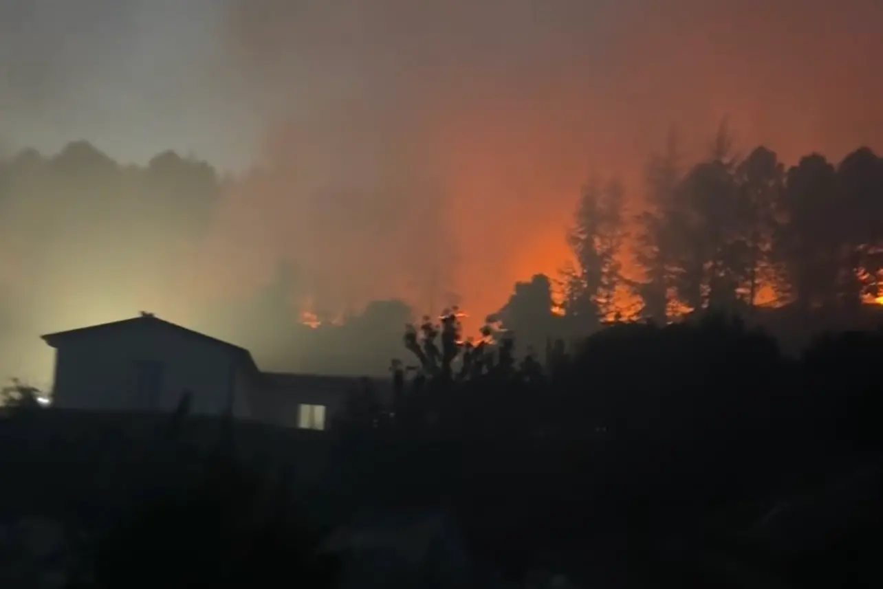 Le fiamme minacciano una struttura nella parte alta di Arzana