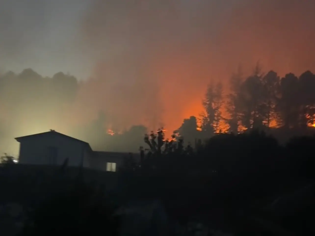 Le fiamme minacciano una struttura nella parte alta di Arzana