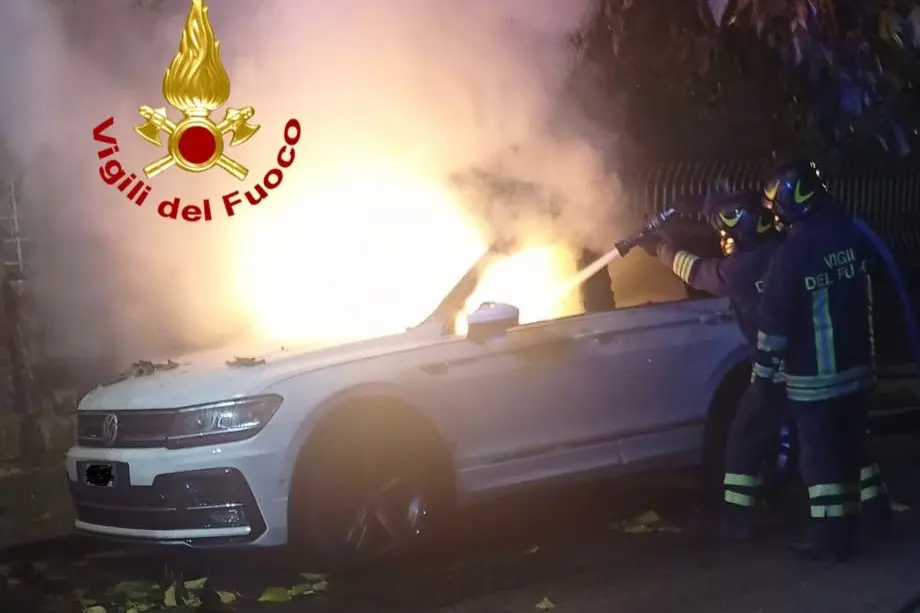 Una delle auto date alle fiamme a Nuoro