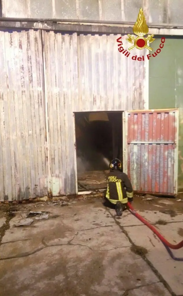 L'incendio nel capannone di un ex mobilificio