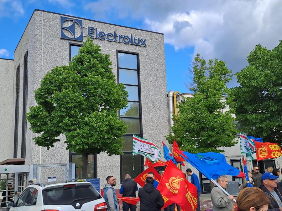 Electrolux dimezza la produzione in Italia: 1.700 esuberi su 4mila addetti, nessuna sede esclusa