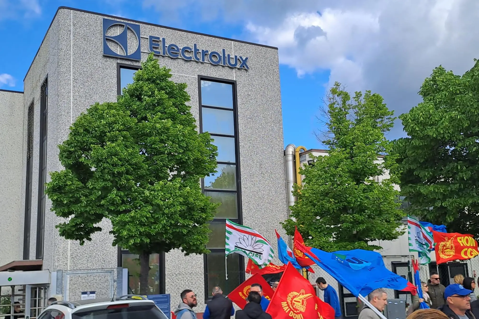 Lavoratori in sciopero e assemblea davanti allo stabilimento Electrolux di Cerreto d'Esi, Ancona (foto Ansa)