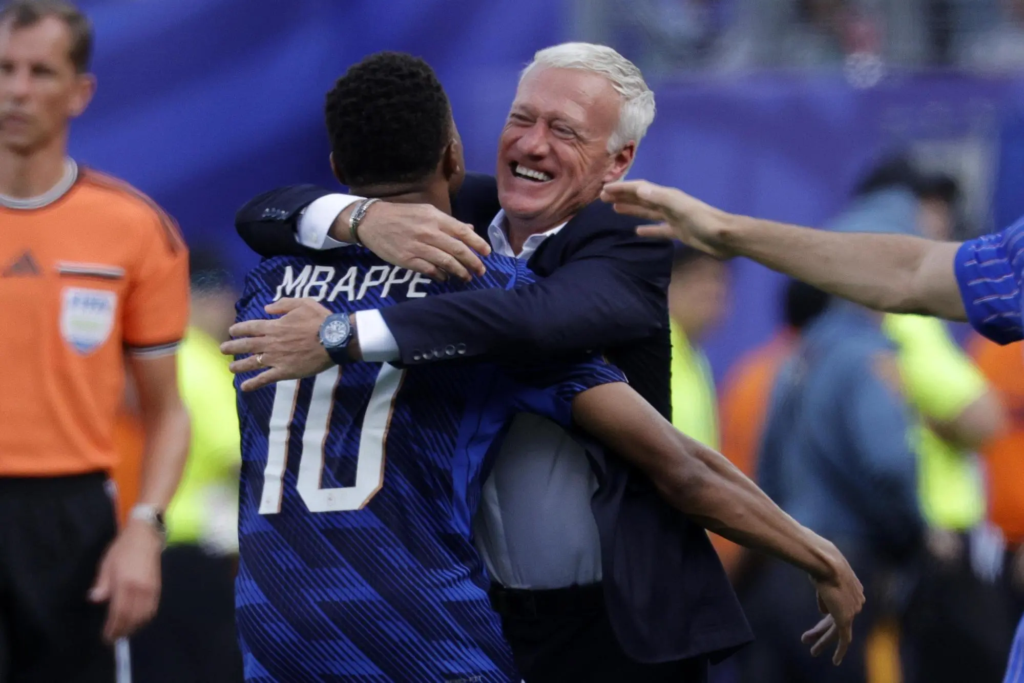 Francia spettacolo, Mbappé show: travolta la Svezia. Avanza anche il Messico, 2-0 all’Ecuador epa13076482 Kylian Mbappe of France (L) celebrates with his head coach Didier Deschamps after scoring the 1-0 goal during the FIFA World Cup 2026 Round of 32 match France against Sweden, in East Rutherford, New Jersey, USA, 30 June 2026. EPA/SHAWN THEW