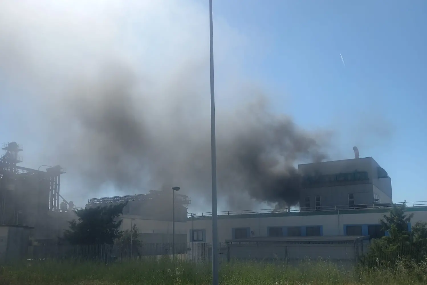 Il fumo nero e denso dall'Alimenta Srl