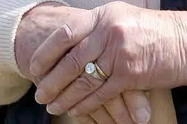 L'anello di fidanzamento della Regina d'Inghilterra (foto Ansa)