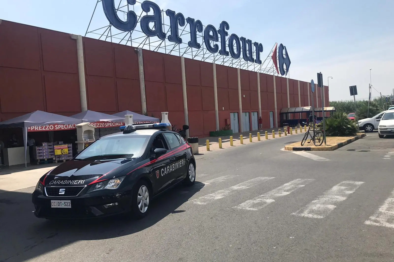 Un'auto dei carabinieri davanti al Carrefour (L'Unione Sarda)