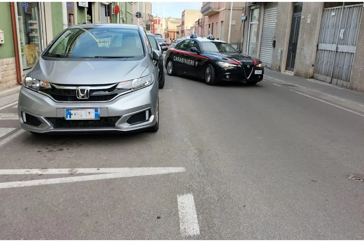 Una pattuglia dei carabinieri in via Toti a Pirri per una sparatoria, ma era un falso allarme