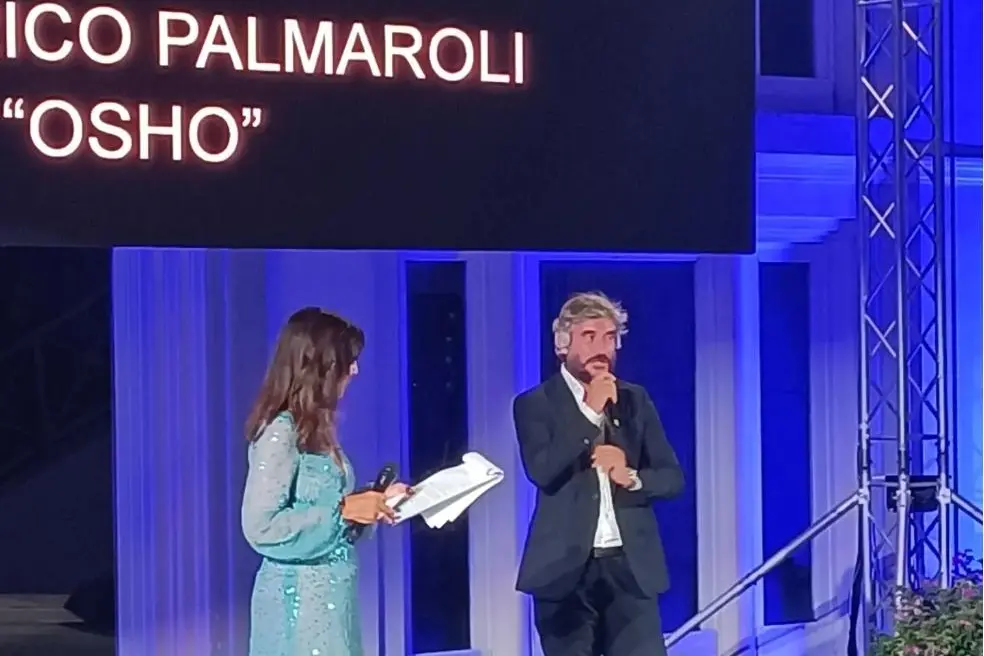 Federico Palmaroli al Premio Navicella Sardegna 2022: con lui sul palco Egidiangela Sechi (foto Ilenia Giagnoni)