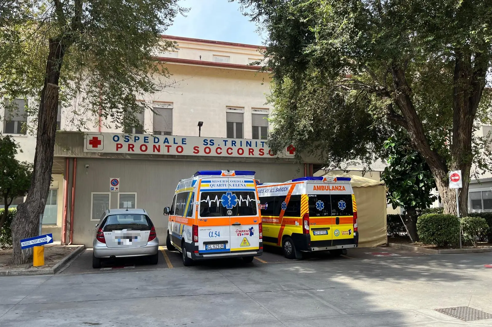 Alcune delle ambulanze in attesa nei giorni scorsi al pronto soccorso dell’ospedale Santissima Trinità di Cagliari (foto L'Unione Sarda)