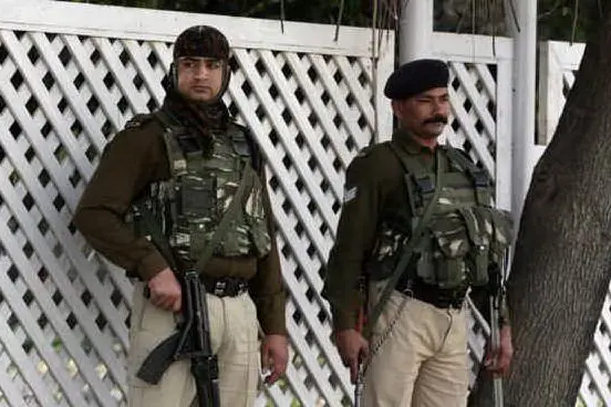 Poliziotti indiani (Ansa)