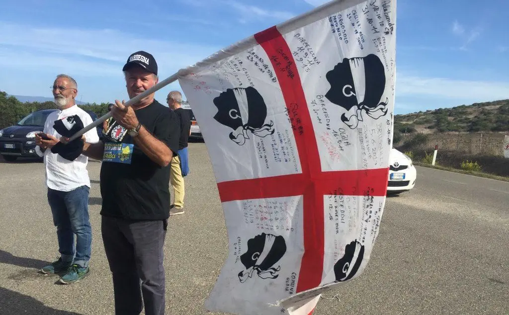 Un manifestante sventola la bandiera dei Quattro Mori