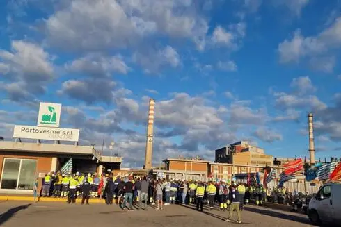 Un'assemblea dei lavoratori davanti ai cancelli della Portovesme srl a Portoscuso (Ansa)