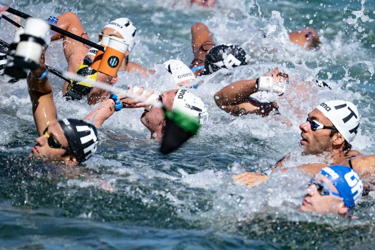 Nuotatori impegnati in una gara in acque libere (foto di Deepbluemedia Photoshelter).