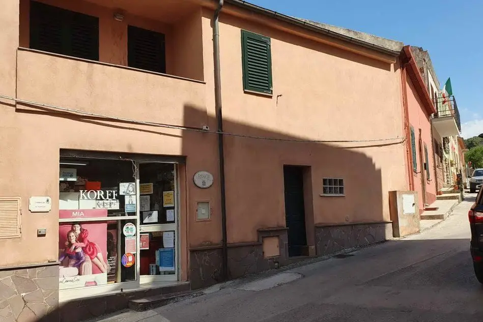La farmacia di Banari isolata dal guasto della centralina telefonica (foto Tellini)