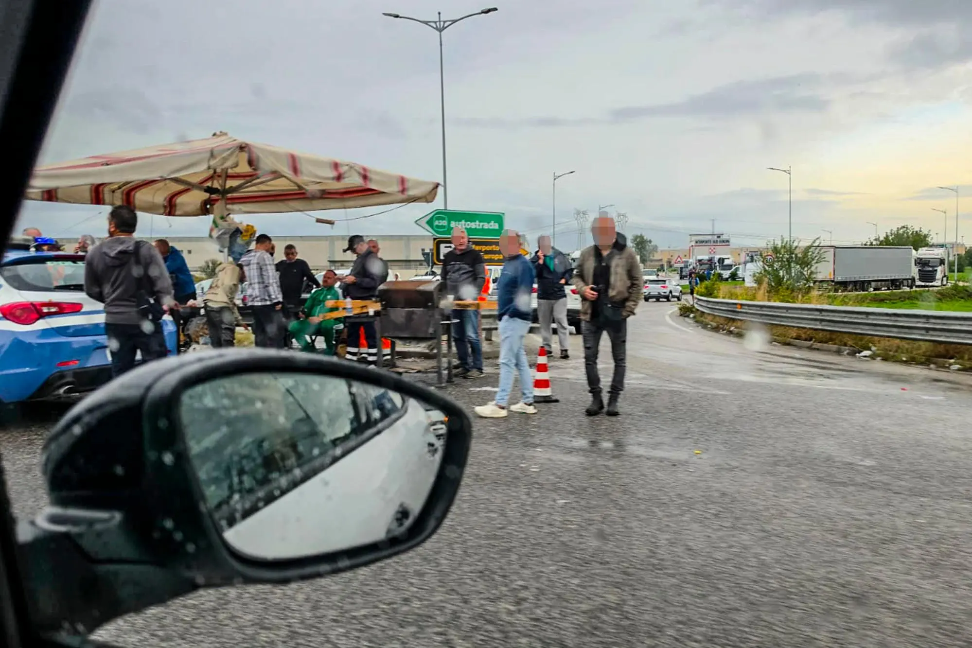 Autotrasportatori, ancora blocchi nel Sud Italia. Code e disagi in autostrada, a rischio i supermercati Il blocco dei tir sul trattta Maddaloni- Marcinise in provincia di Caserta, 21 ottobre 2026. ANSA / ANTONIO PISANI