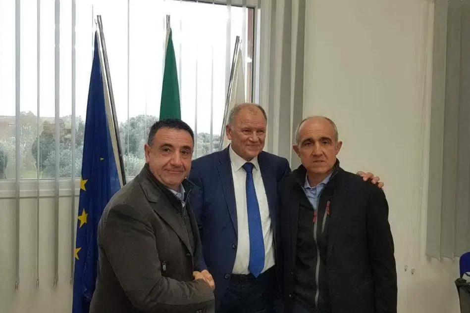 Al centro il commissario europeo, a sinistra Battista Cualbu, a destra Pierluigi Mamusa di Coldiretti (foto L'Unione Sarda - Cossu)