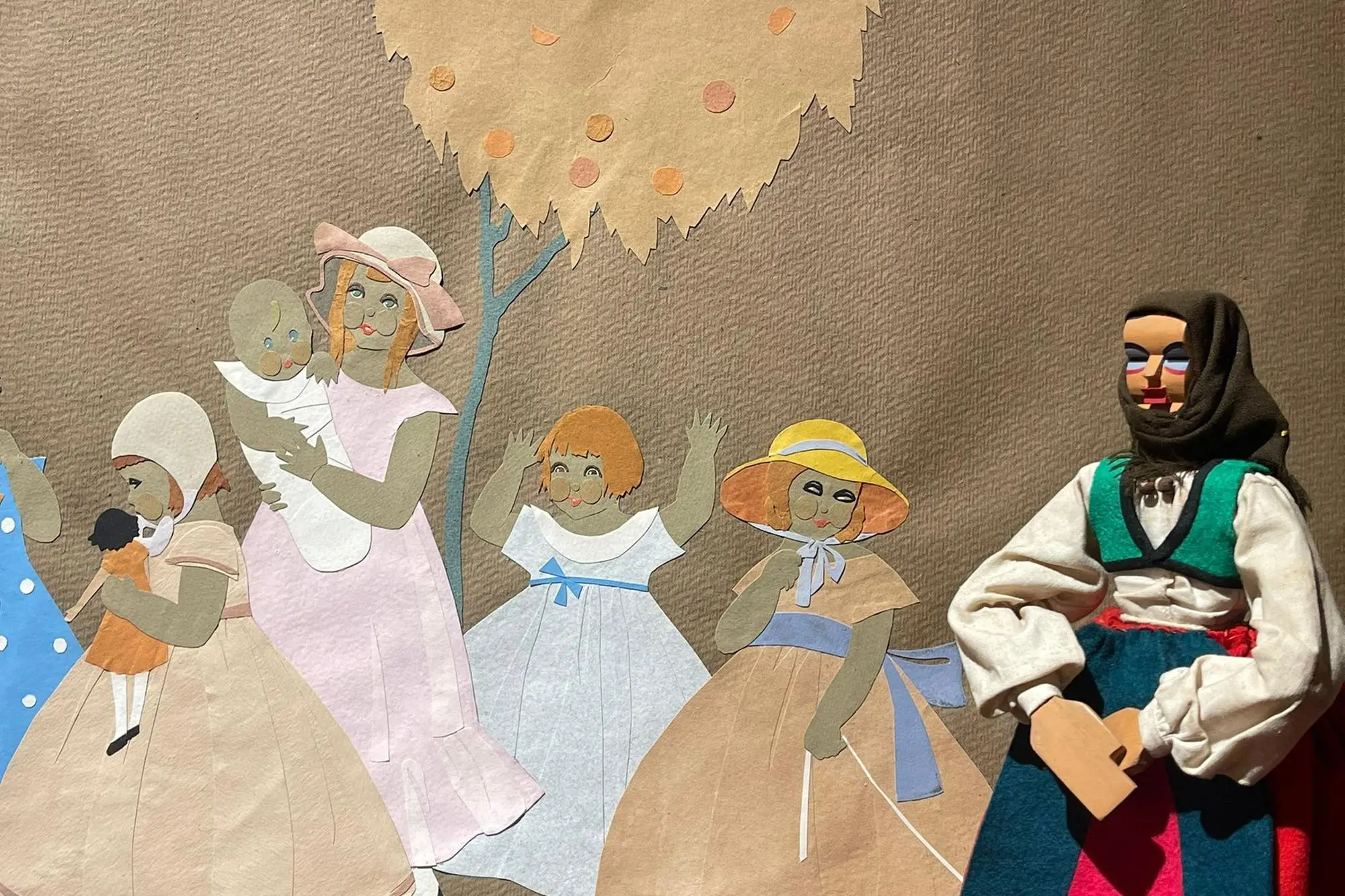 Il collage di Edina Altara e un pupazzo di Tavolara (foto concessa)