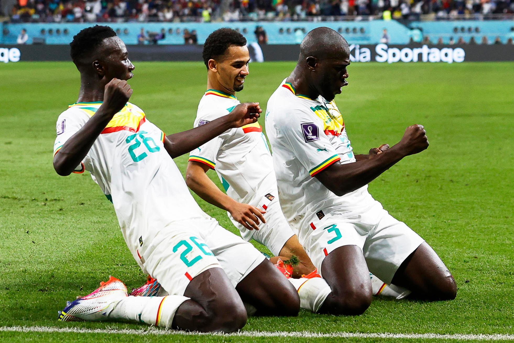 L'esultanza dei senegalesi dopo il gol qualificazione di Koulibaly (Ansa)