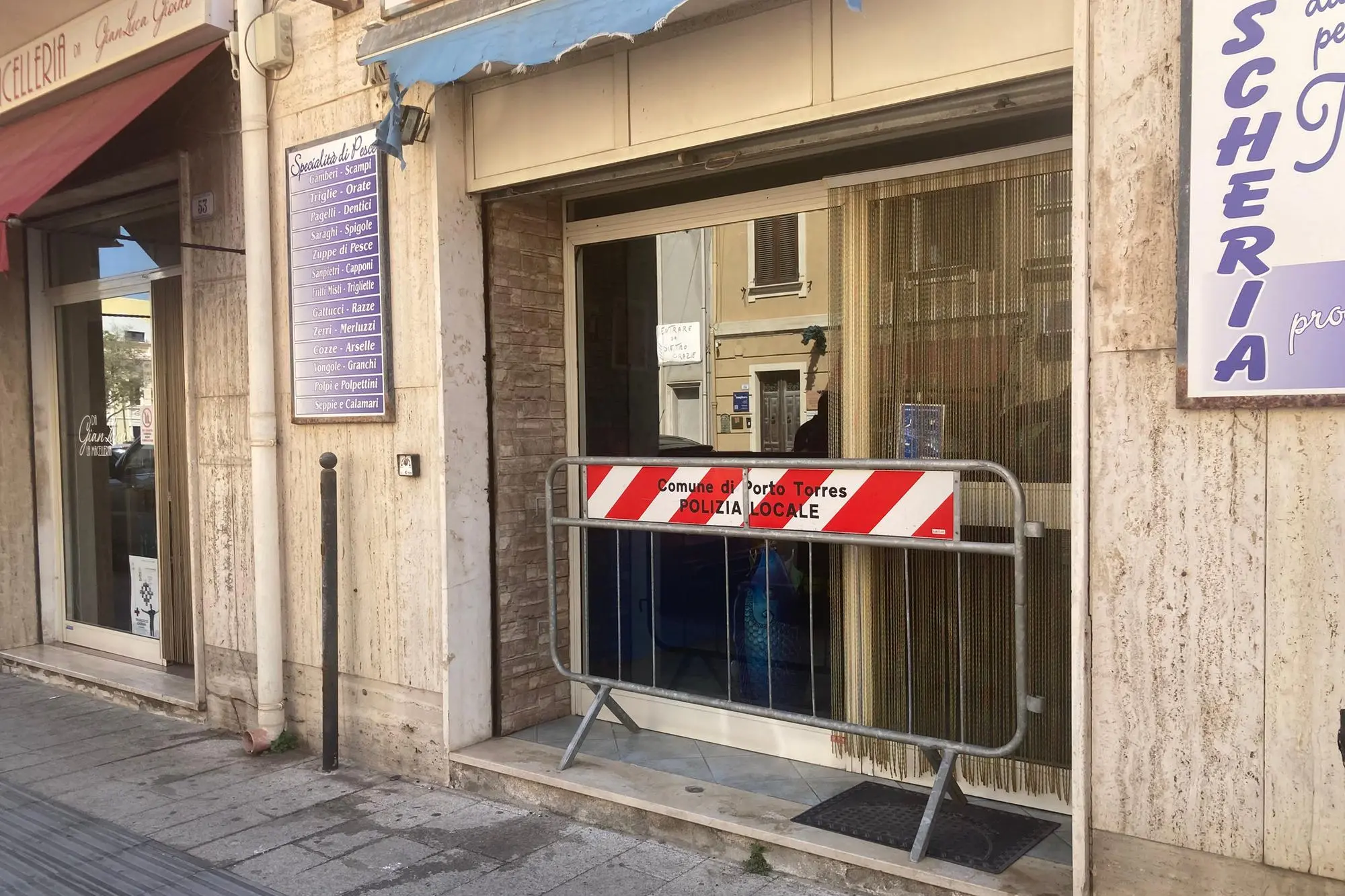 La pescheria chiusa nel corso di Porto Torres (foto Pala)