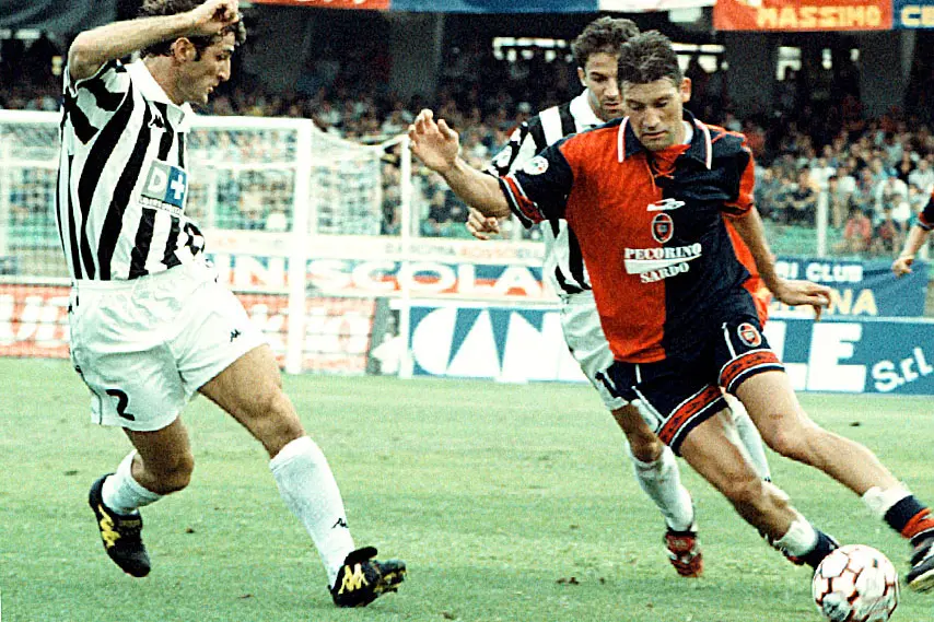 Fabian O'Neill con la maglia del Cagliari tra Ferrara e Del Piero  (Archivio L'Unione Sarda)