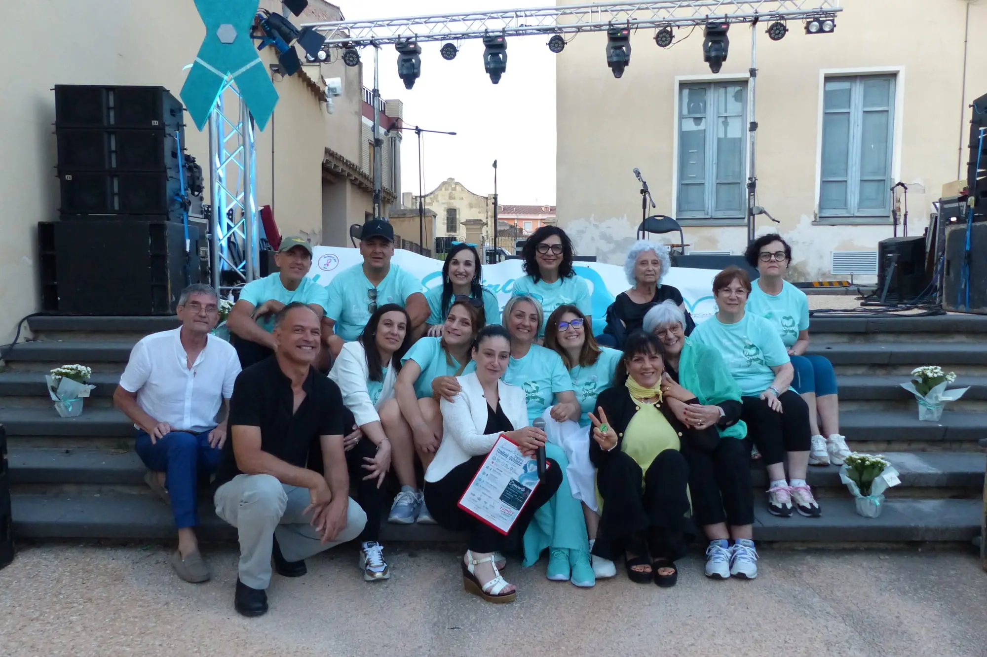 Volontari e artisti alla camminata contro il tumore ovarico a San Gavino Monreale