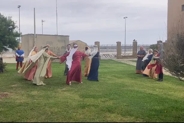 La danza medievale sotto la Torre Aragonese (foto Pala)