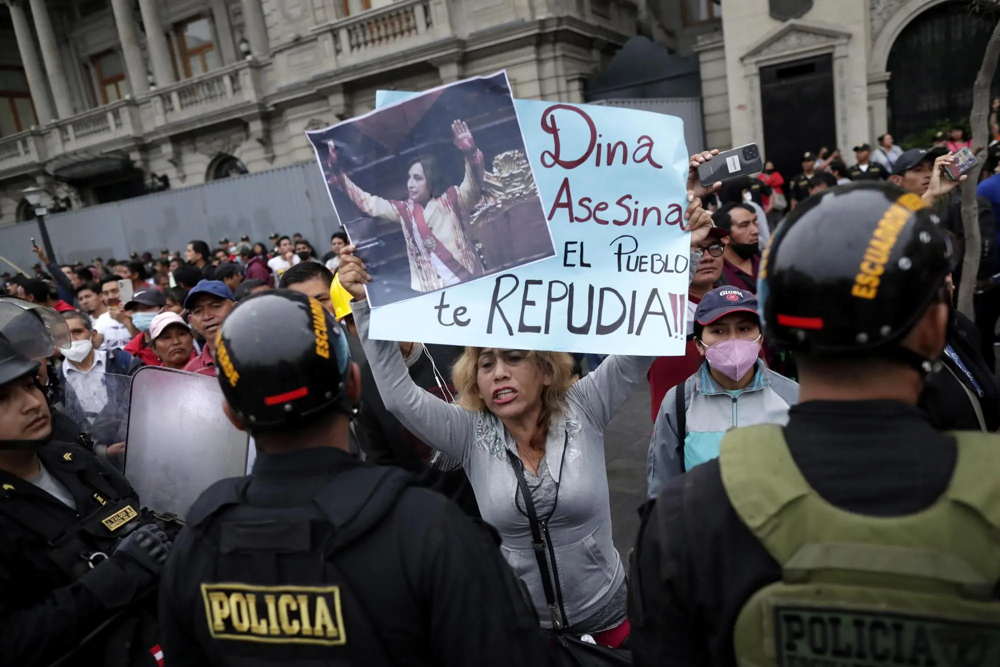 La protesta contro Dina Boluarte a Lima (Ansa-Epa)
