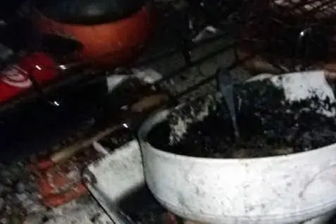 La cucina bruciata dall'incendio (foto L'Unione Sarda - Pintori)