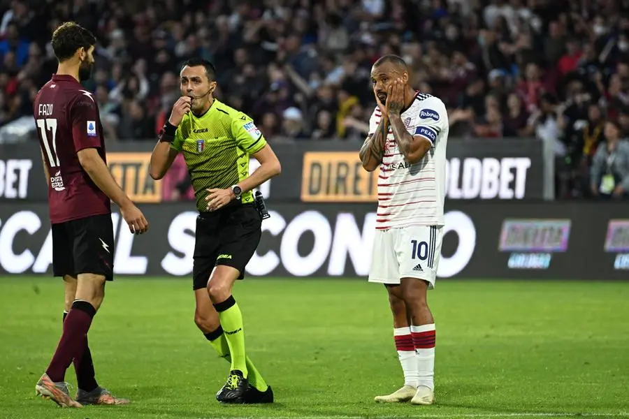 Salernitana’s Federico Fazio and Cagliari's Joao Pedro in action during the Italian Serie A soccer match US Salernitana vs Cagliari Calcio at the Arechi stadium in Salerno, Italy, 08 May 2022. ANSA/MASSIMO PICA