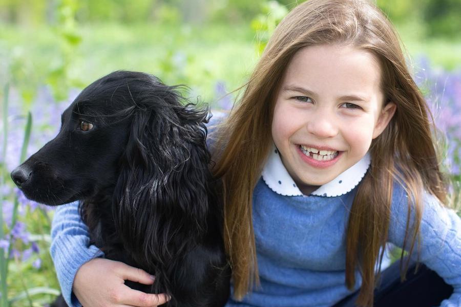 I 7 anni della principessa Charlotte: in posa senza qualche dentino