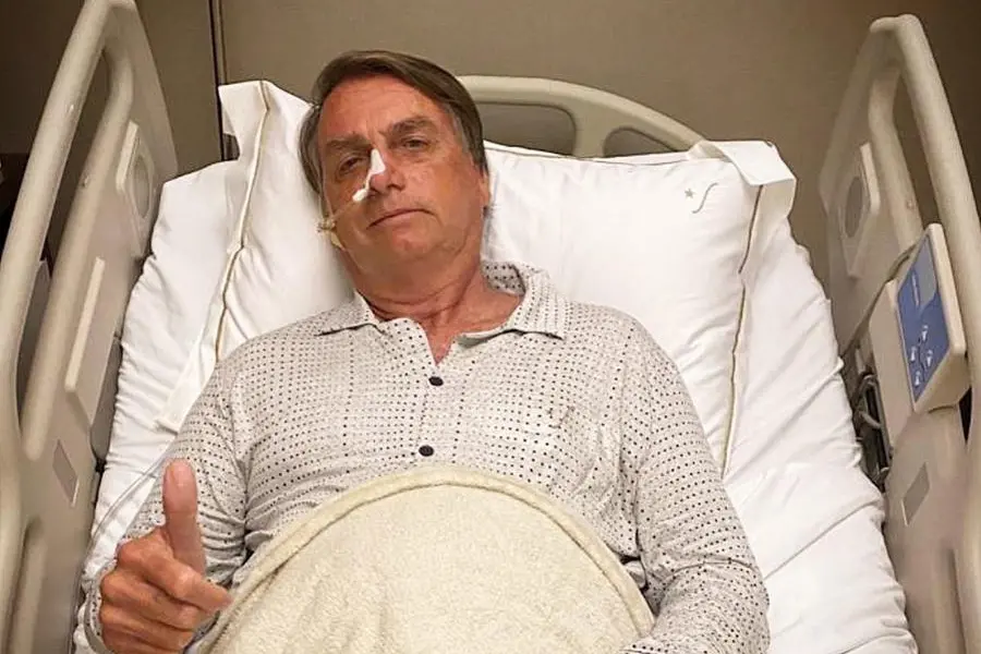 Un'immagine postata dal presidente Bolsonaro su twitter dopo il ricovero in ospedale (foto via Ansa/Epa)