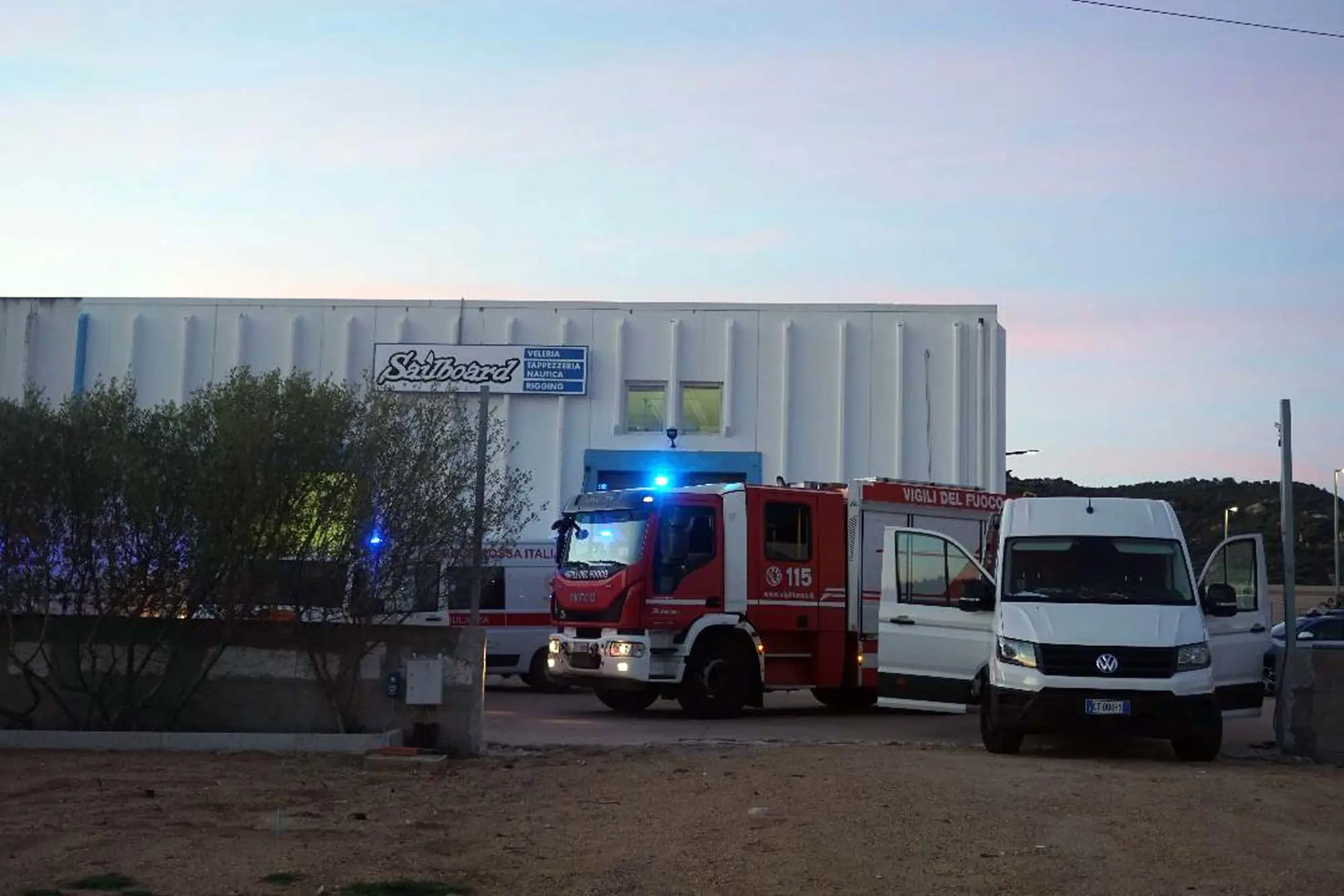 Il locale in via Namibia dove è avvenuto l'incidente sul lavoro (foto Antonio Satta)