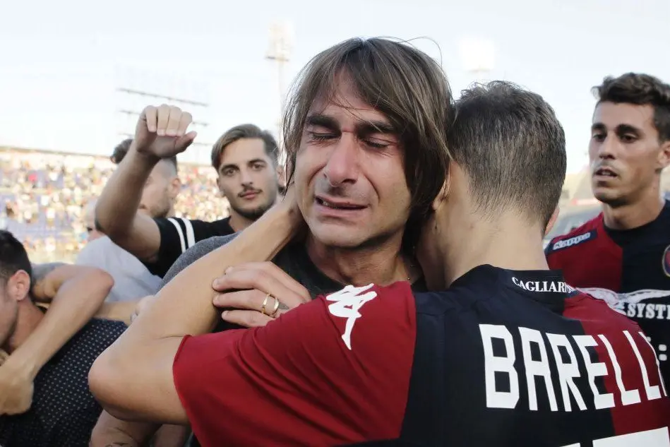 Daniele Conti in lacrime dopo la sua ultima partita col Cagliari
