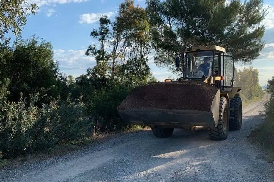 I lavori sulle strade di campagna (L'Unione Sarda - A.Scano)