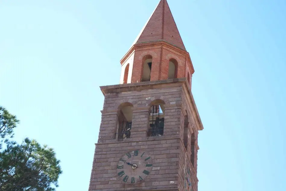 L'orologio del campanile senza la lancetta (foto Fabio Murru)