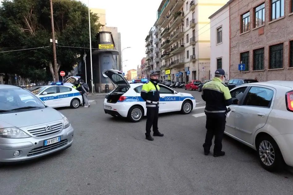 Polizia locale in via Trieste (foto US-Ungari)