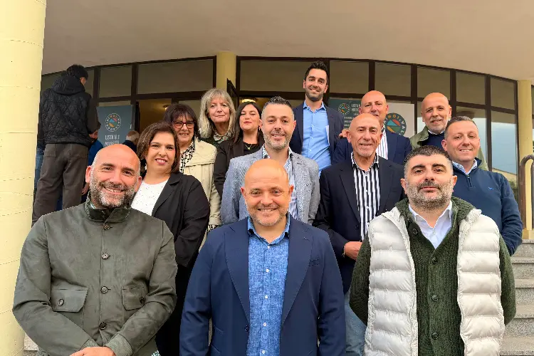 Il candidato sindaco Muretti con gli aspiranti consiglieri (foto concessa)
