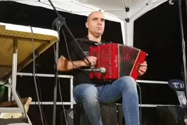 Un suonatore di organetto in piazza (foto Oggianu)