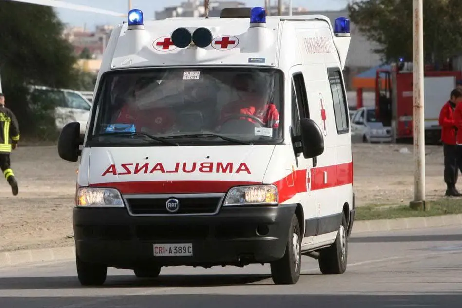 Un'ambulanza (foto archivio Unione Sarda)