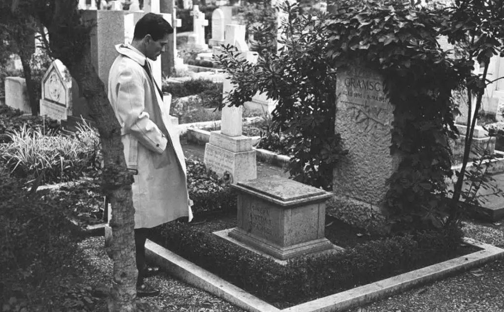 Pierpaolo Pasolini, altro intellettuale simbolo della sinistra italiana, davanti alla tomba di Gramsci, al cimitero degli inglesi di Roma