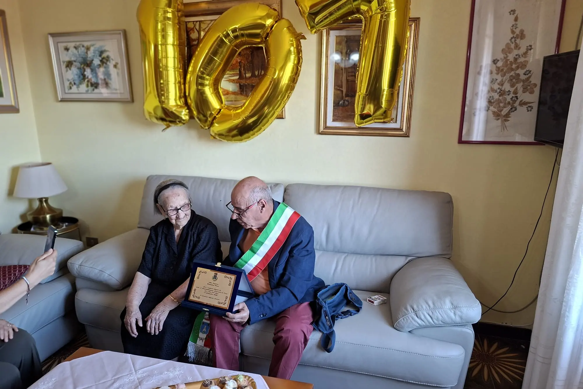 Battistina Piras insieme al sindaco Alfredo Cannas