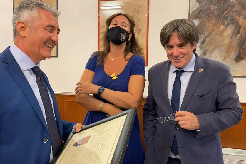 Carles Puigdemont, a destra, durante l'incontro nel Municipio di Alghero con il sindaco Mario Conoci (foto L'Unione Sarda)