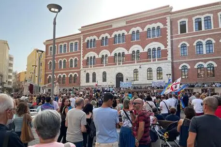 Manifestazione contro il Green pass a Cagliari (foto Ansa)