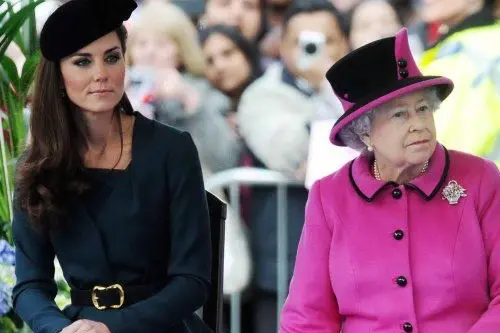Kate con la regina Elisabetta durante la visita a Leicester